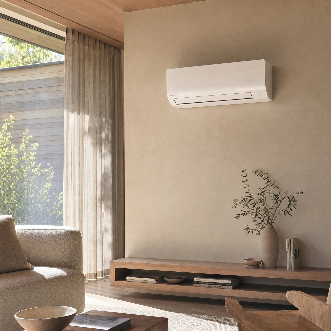 Daikin Sensira airco-binnenunit in een woonkamer met houten plafond