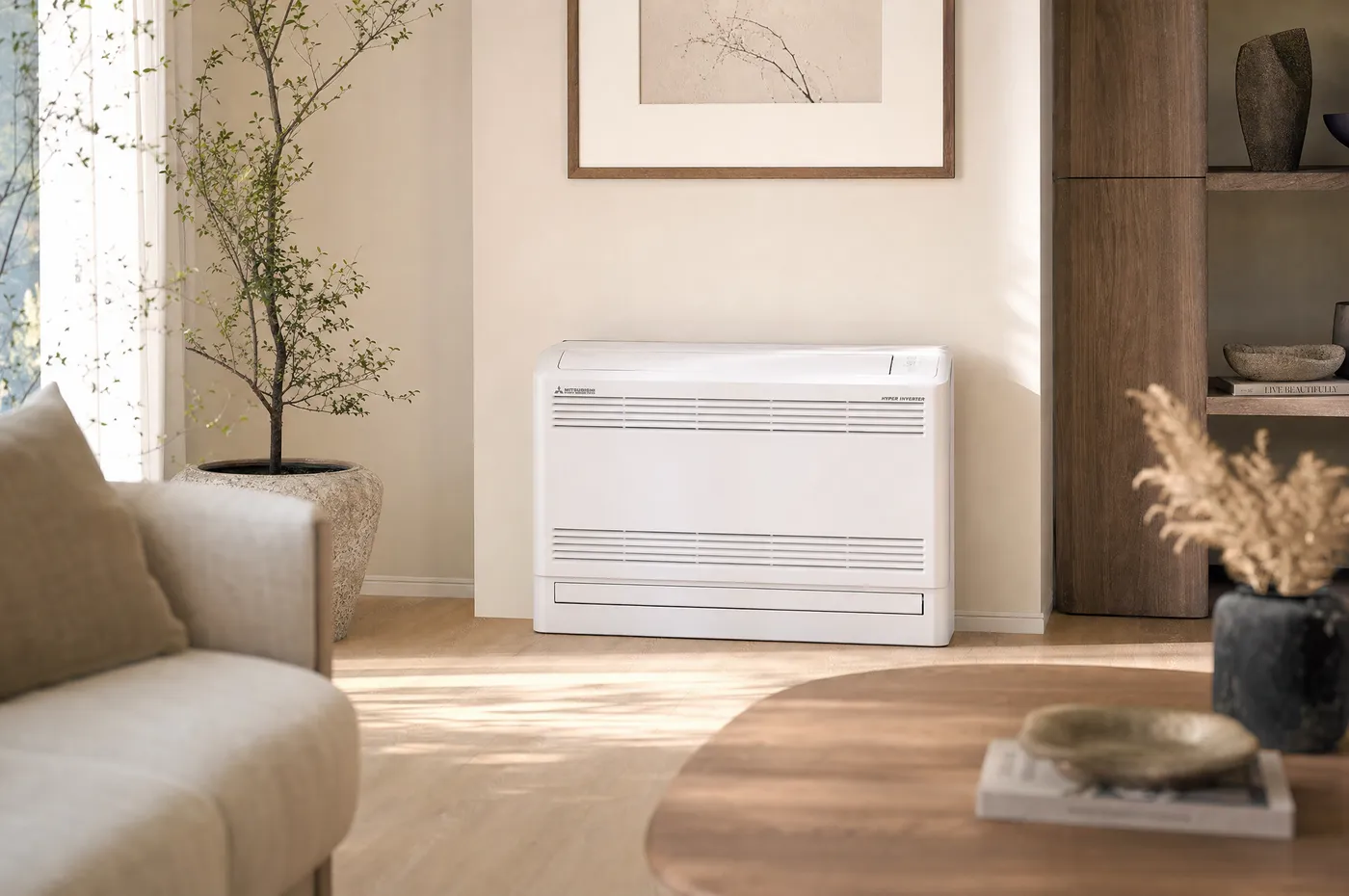 Mitsubishi Heavy SRF vloermodel airco laag op de wand in een lichte woonkamer