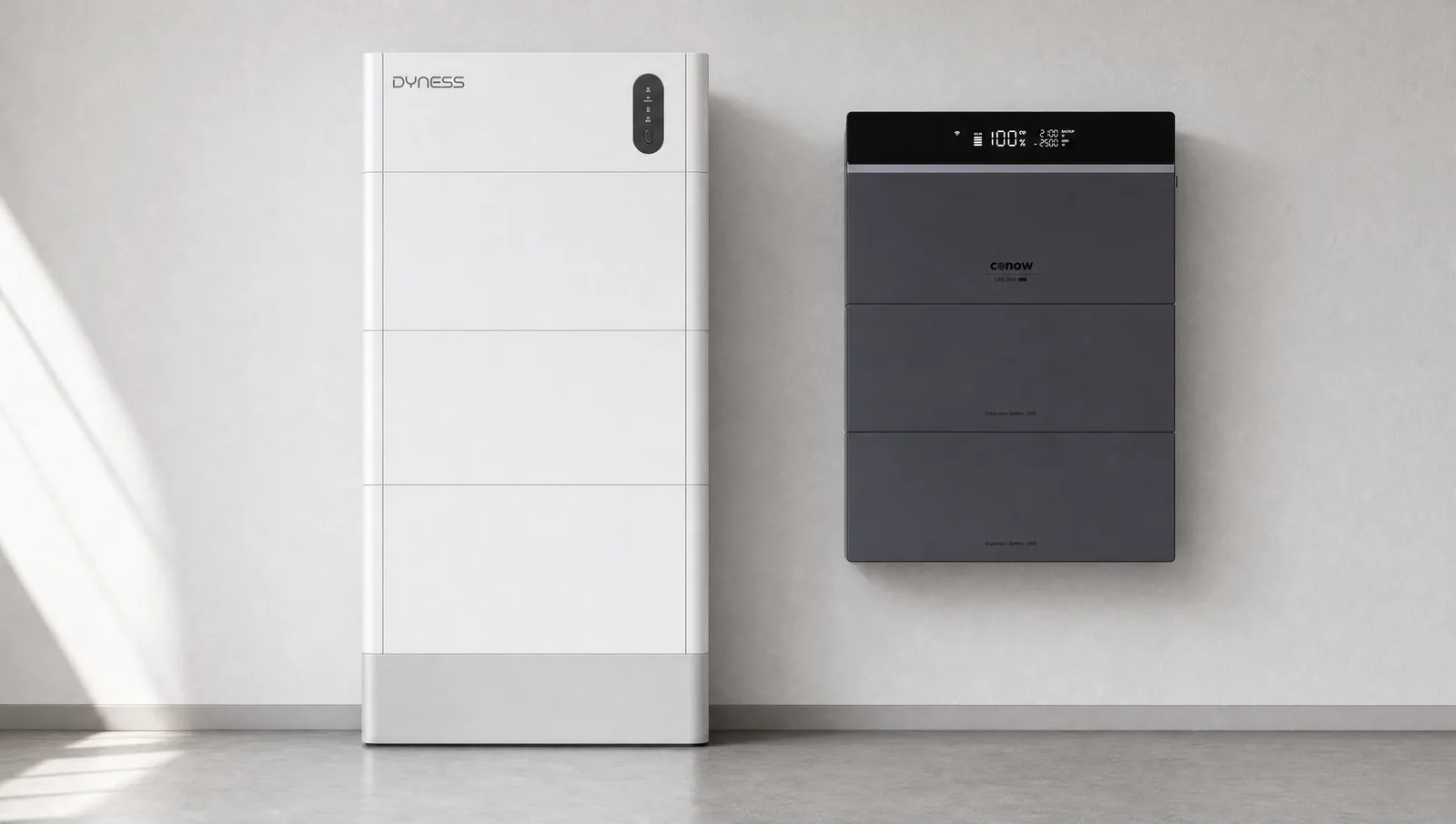 Dyness Tower en Conow CBE thuisbatterij naast elkaar in een Nederlandse bijkeuken