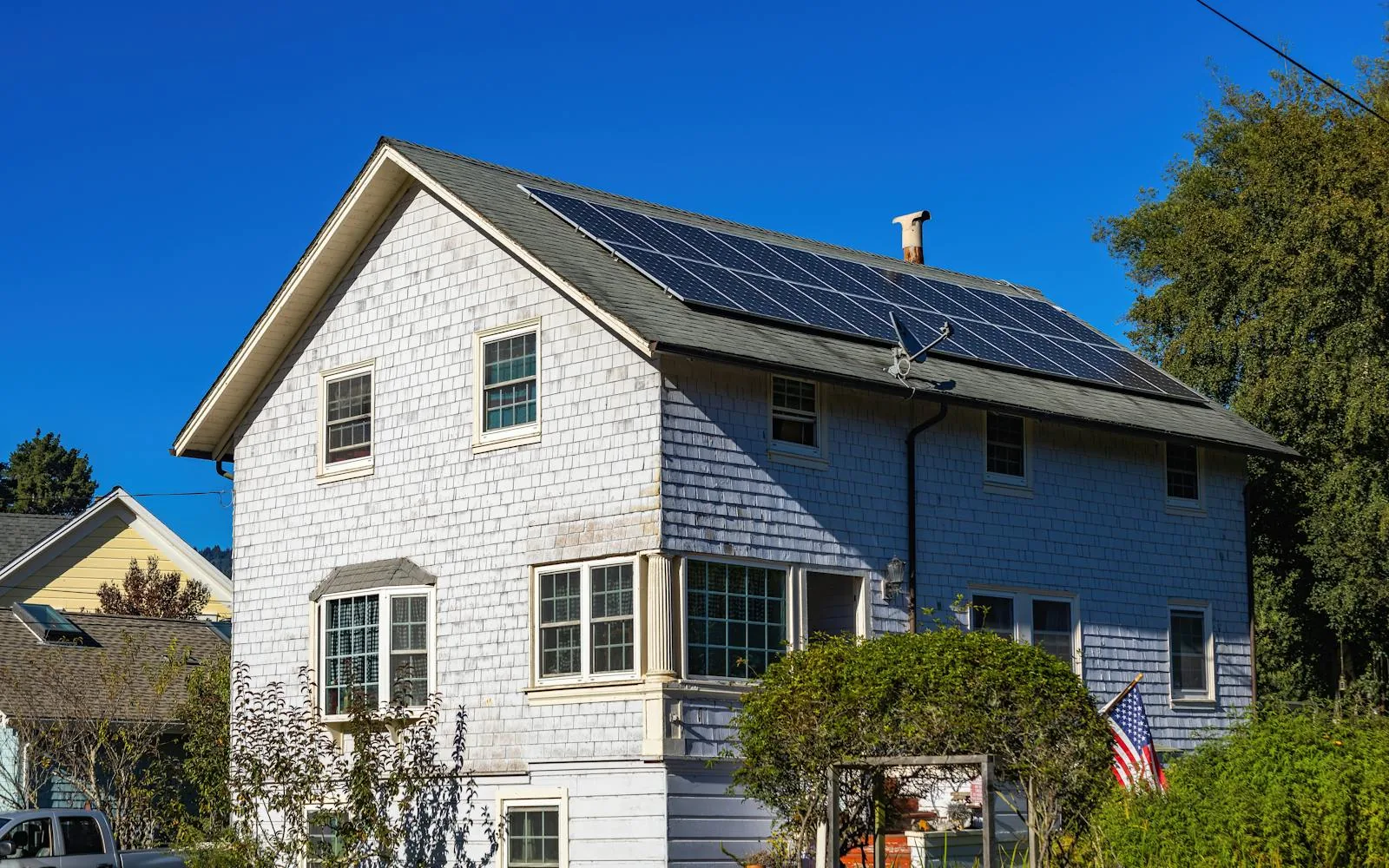 Modern huis met zonnepanelen op het dak