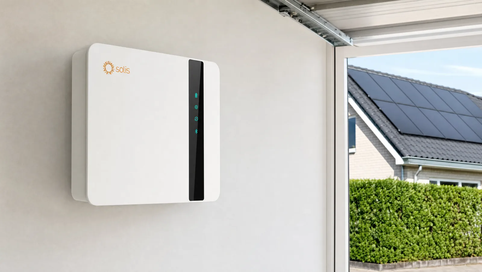 Solis hybride omvormer in de garage, met zonnepanelen op het dak van de buren